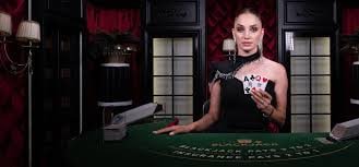 Meja roulette live di Honor of Kings dengan dealer dan roda broadcast HD